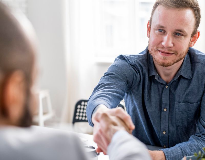 Asesoría laboral. Empresa gestionando su equipo con asesoría laboral profesional