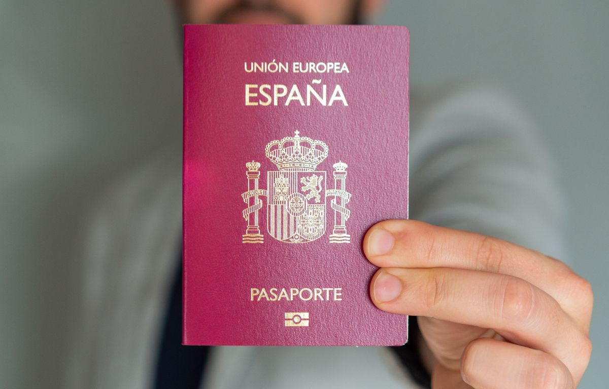 Regularización de personas extranjeras en España